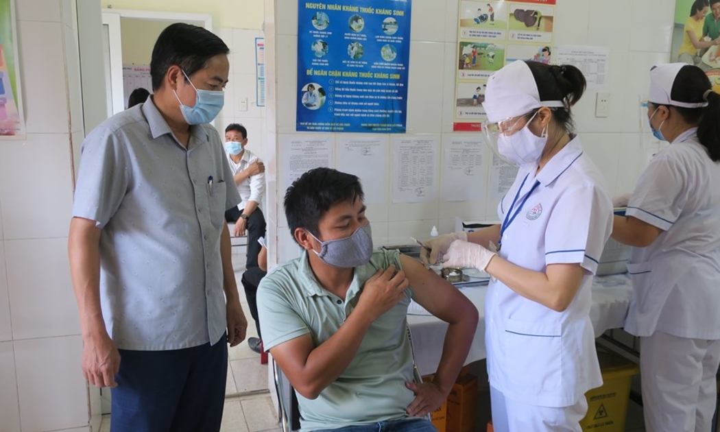 Các đơn vị y tế của Hải Phòng đang chạy đua với thời gian để tiêm vaccine cho người dân