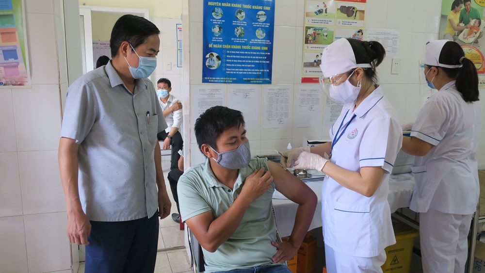 Các đơn vị y tế của Hải Phòng đang chạy đua với thời gian để tiêm vaccine cho người dân