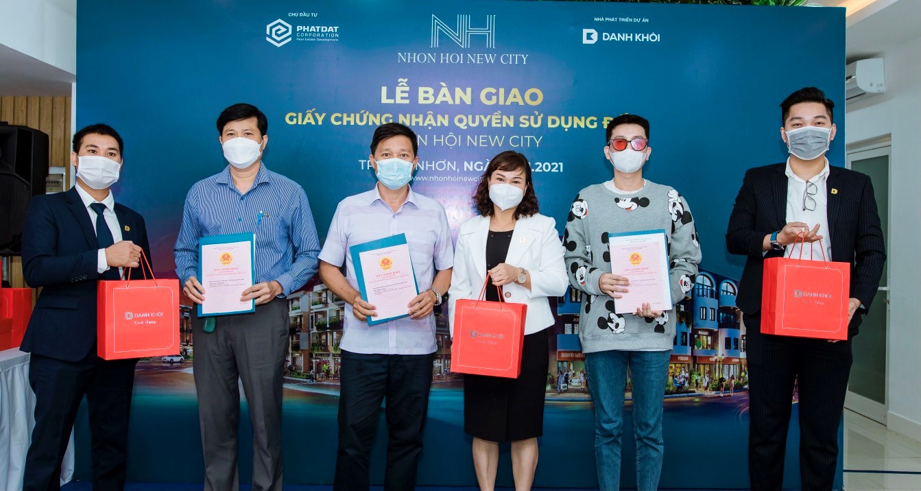 Khách hàng dự án Nhơn Hội New City nhận bàn giao sổ đỏ.
