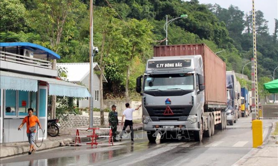 Tháo gỡ tình trạng ách tắc hàng hóa tại khu vực biên giới