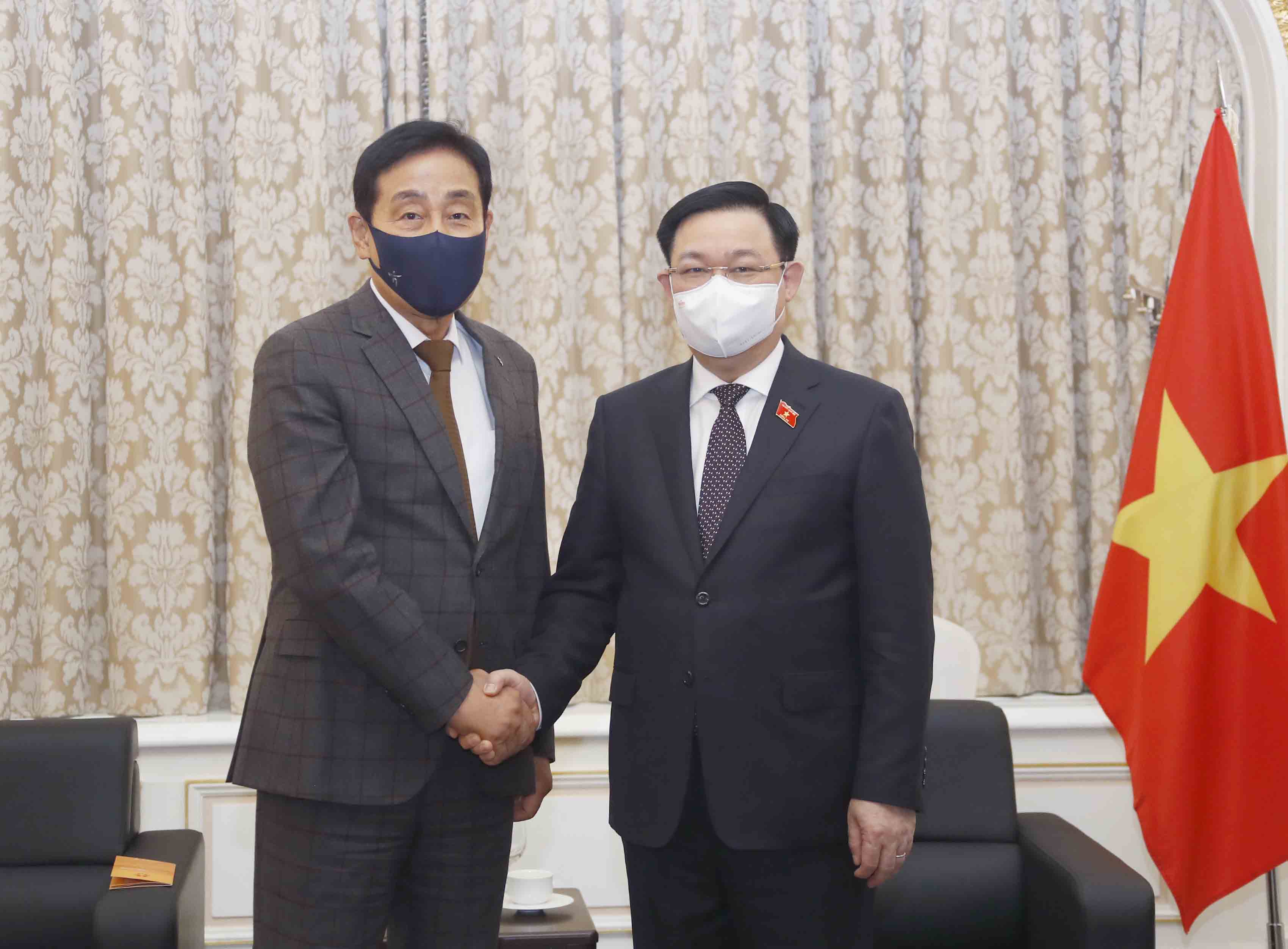 Chủ tịch Quốc hội Vương Đ&igrave;nh Huệ đ&atilde; tiếp&nbsp;Chủ tịch Tập đo&agrave;n t&agrave;i ch&iacute;nh Hana Kim Jung-tai - Ảnh: Quochoi.vn