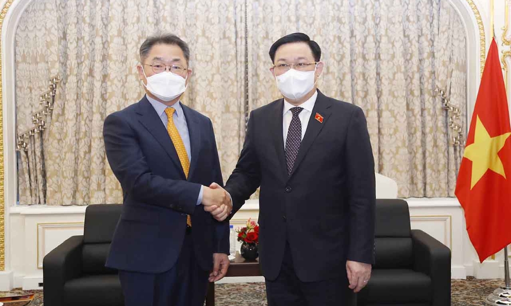 Chủ tịch Quốc hội Vương Đình Huệ tiếp Chủ tịch kiêm Tổng Giám đốc Tập đoàn Amkor Technology Ji Jong-rip - Ảnh: Quochoi.vn