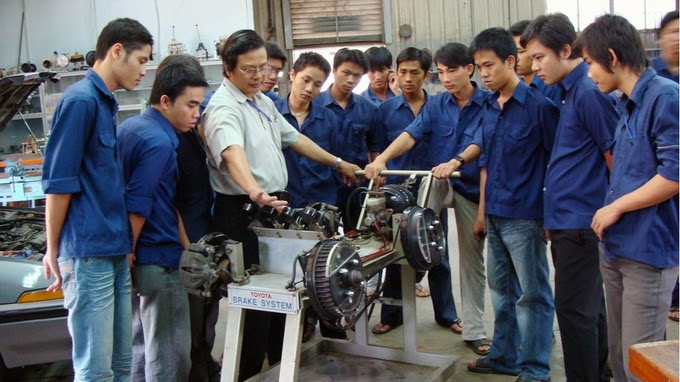 Sinh vi&ecirc;n cơ kh&iacute; đang thực h&agrave;nh (Ảnh minh họa).