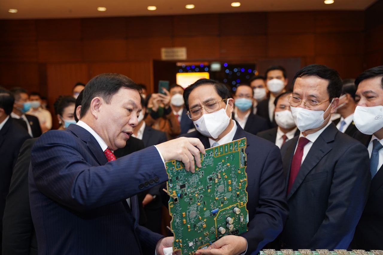 Thiếu tướng Lê Đăng Dũng giới thiệu bản mạch 5G do Viettel phát triển với Thủ tướng Phạm Minh Chính cùng các đồng chí lãnh đạo Bộ, ngành Tung Ương.