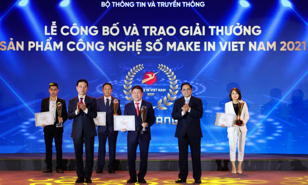 Thủ tướng Phạm Minh Chính và Bộ trưởng Bộ Thông tin và Truyền thông Nguyễn Mạnh Hùng trao giải Vàng