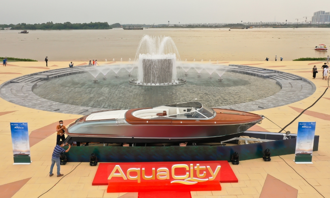 Biểu tượng du thuyền hạng sang Riva Aquariva Super cập bến tổ hợp Quảng trường - Bến du thuyền Aqua Marina, Aqua City.