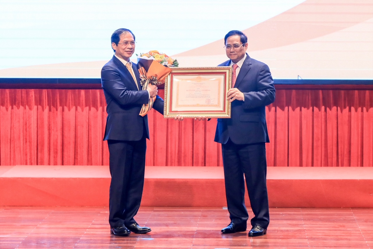 Thủ tướng Phạm Minh Chính trao Huân  chương Lao động hạng Nhất cho Bộ trưởng Bộ Ngoại giao Bùi Thanh Sơn - Ảnh: VGP