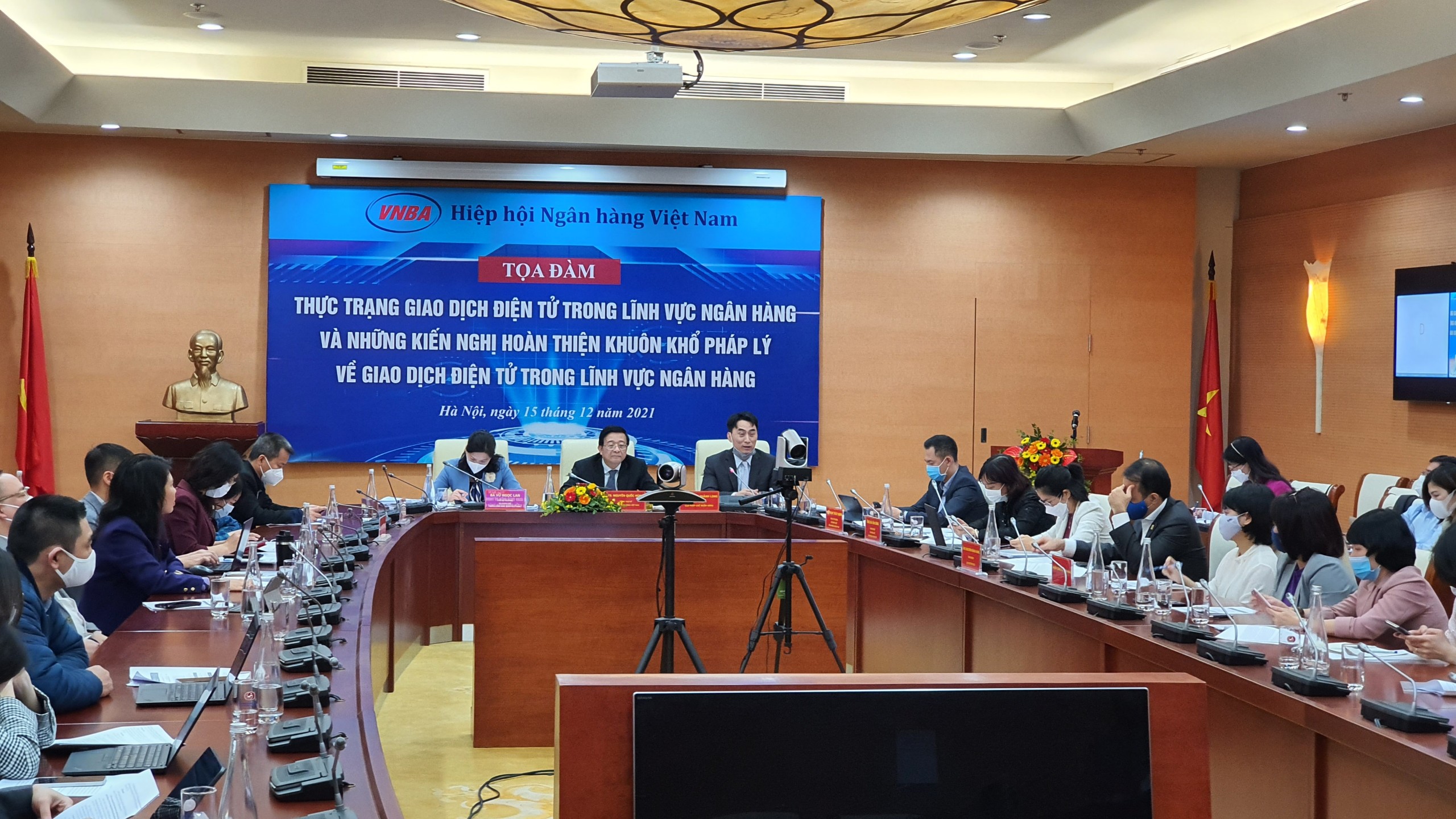 Toàn cảnh toạ đàm