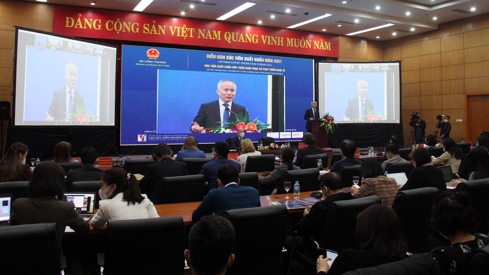 Thứ trưởng Bộ C&ocirc;ng Thương Trần Quốc Kh&aacute;nh ph&aacute;t biểu tại diễn đ&agrave;n.