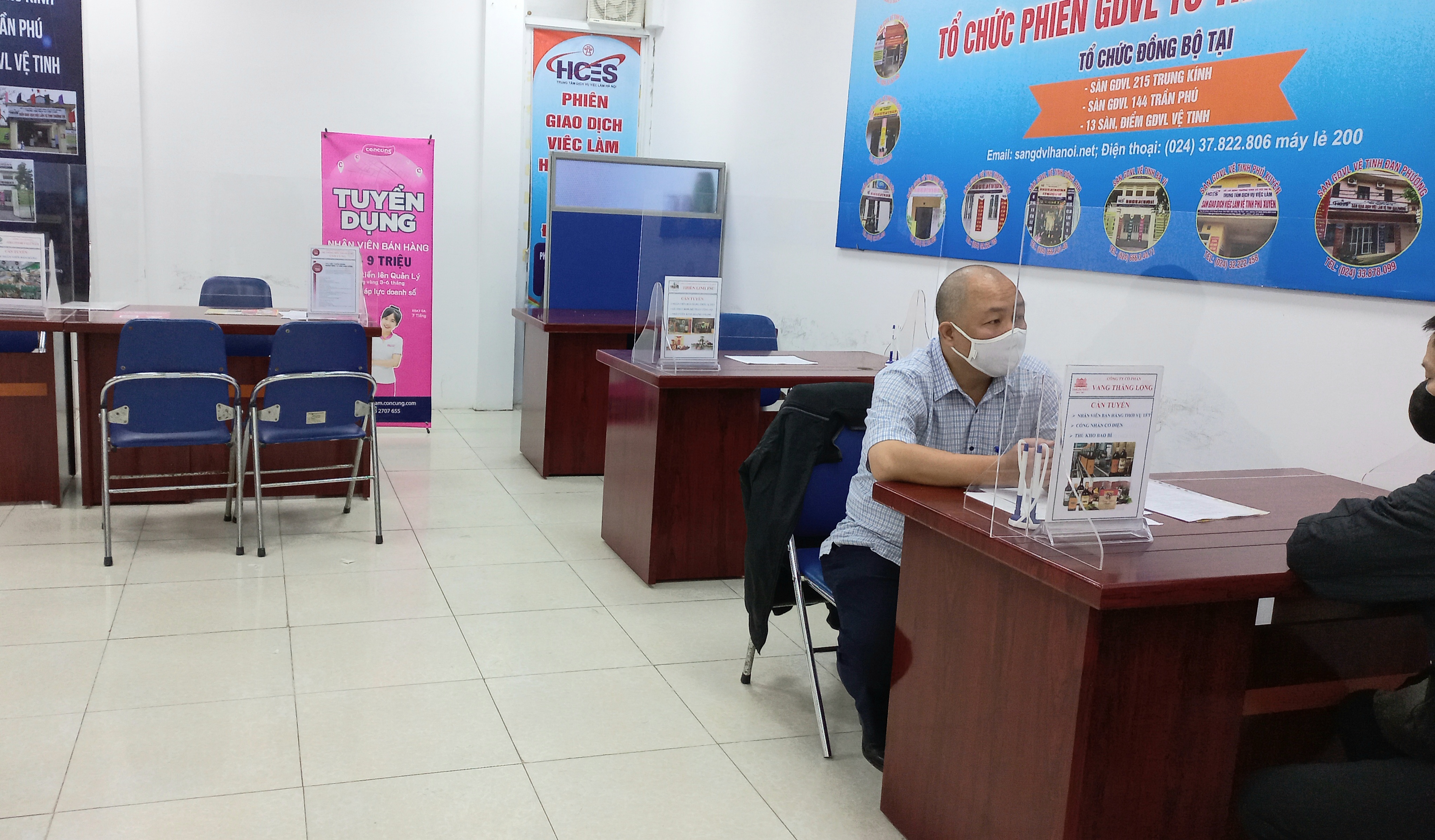 Khung cảnh vắng vẻ, lác đác chỉ có một vài lao động đến phỏng vấn trong phiên việc làm sáng 16/12. Ảnh - N.Dương. 