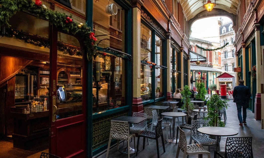 Những chiếc bàn trống tại một quán rượu trong giờ nghỉ trưa ở khu Leadenhall Market, London, Anh hôm 14/12 - Ảnh: Bloomberg.
