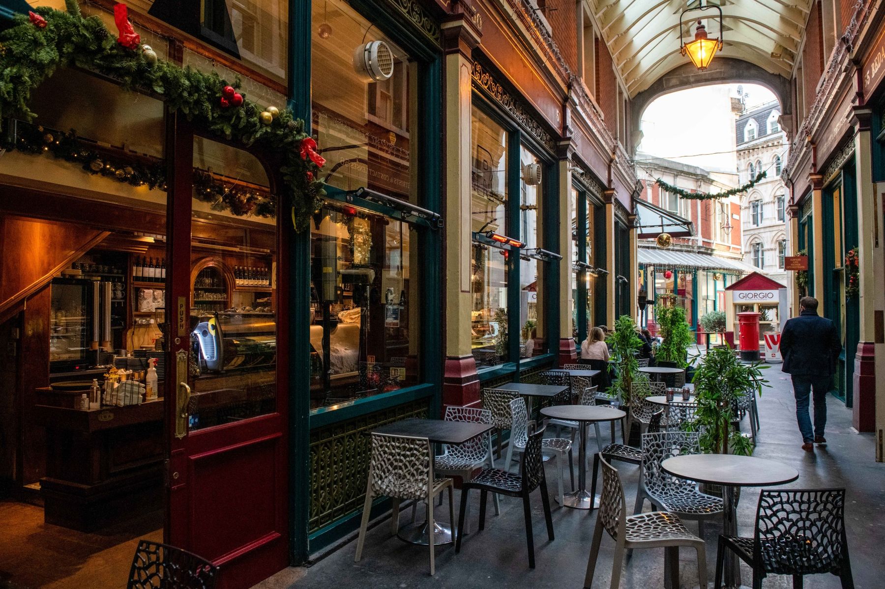 Những chiếc bàn trống tại một quán rượu trong giờ nghỉ trưa ở khu Leadenhall Market, London, Anh hôm 14/12 - Ảnh: Bloomberg.