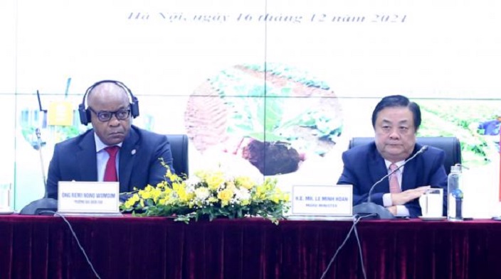 Bộ trưởng Bộ Nông nghiệp và Phát triển nông thôn Lê Minh Hoan và ông Rémi Nono Womdim, Trưởng đại diện FAO chủ trì hội nghị.