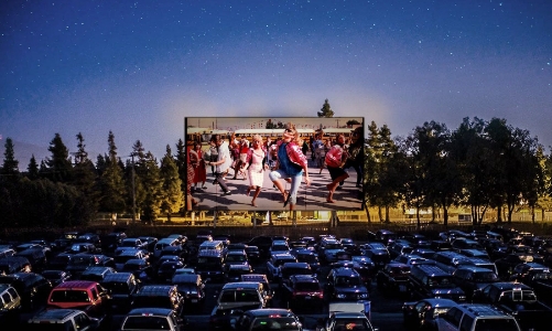 Rạp chiếu phim ngoài trời “cứu” ngành điện ảnh thời đại dịch