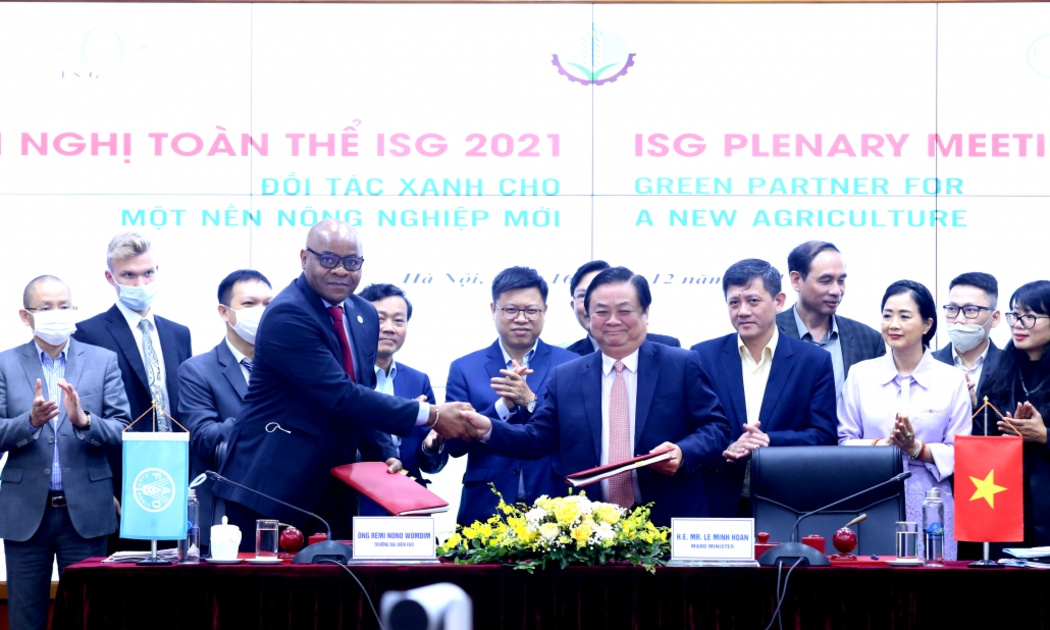 Bộ trưởng Lê Minh Hoan và Trưởng đại diện FAO Rémi Nono Womdim ký kết Khung chương trình hợp tác Việt Nam – FAO.