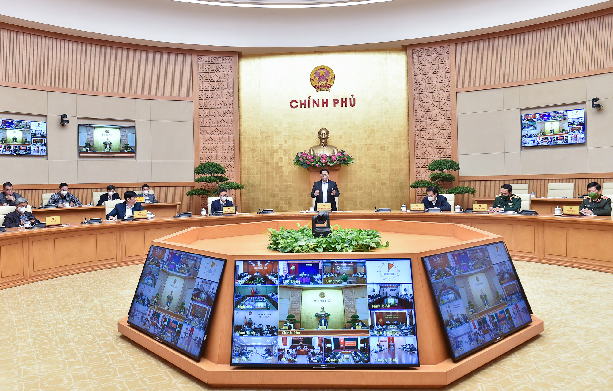 Toàn cảnh cuộc họp tại đầu cầu trụ sở Chính phủ - Ảnh: VGP