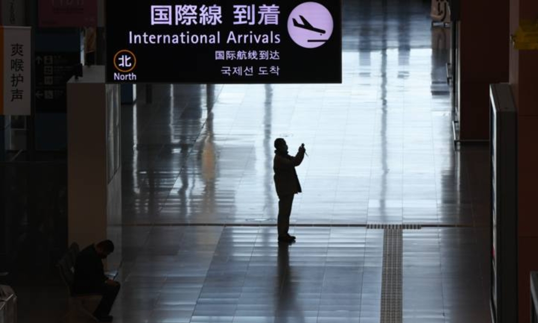 Sân bay quốc tế Kansai tại Nhật Bản gần như không có người qua lại ngày 2/12 - Ảnh: Nikkei Asia