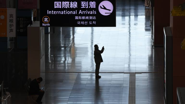 Sân bay quốc tế Kansai tại Nhật Bản gần như không có người qua lại ngày 2/12 - Ảnh: Nikkei Asia