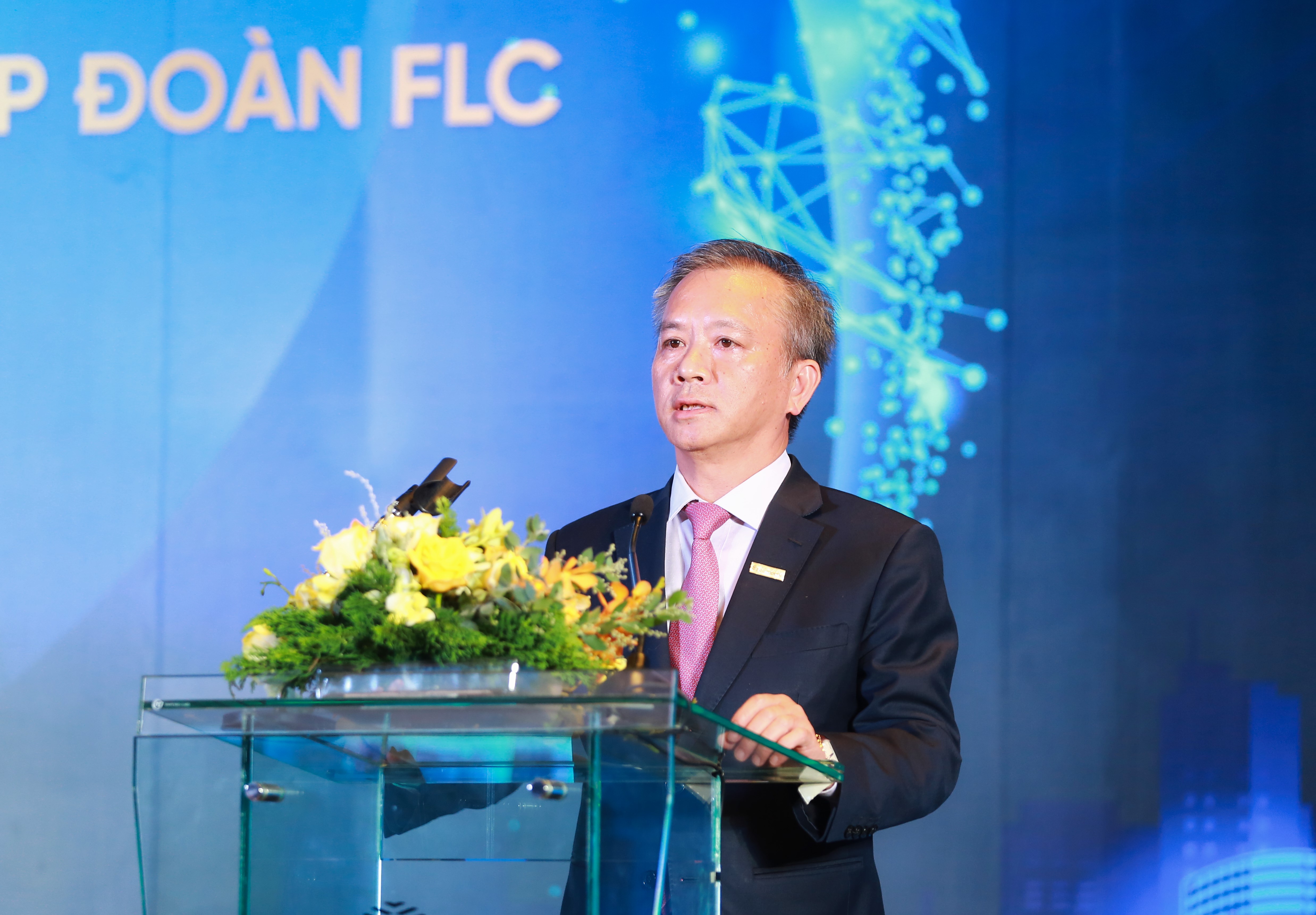 Ông Phan Đình Tuệ, Phó Tổng Giám đốc Sacombank phát biểu tại buổi lễ ký kết