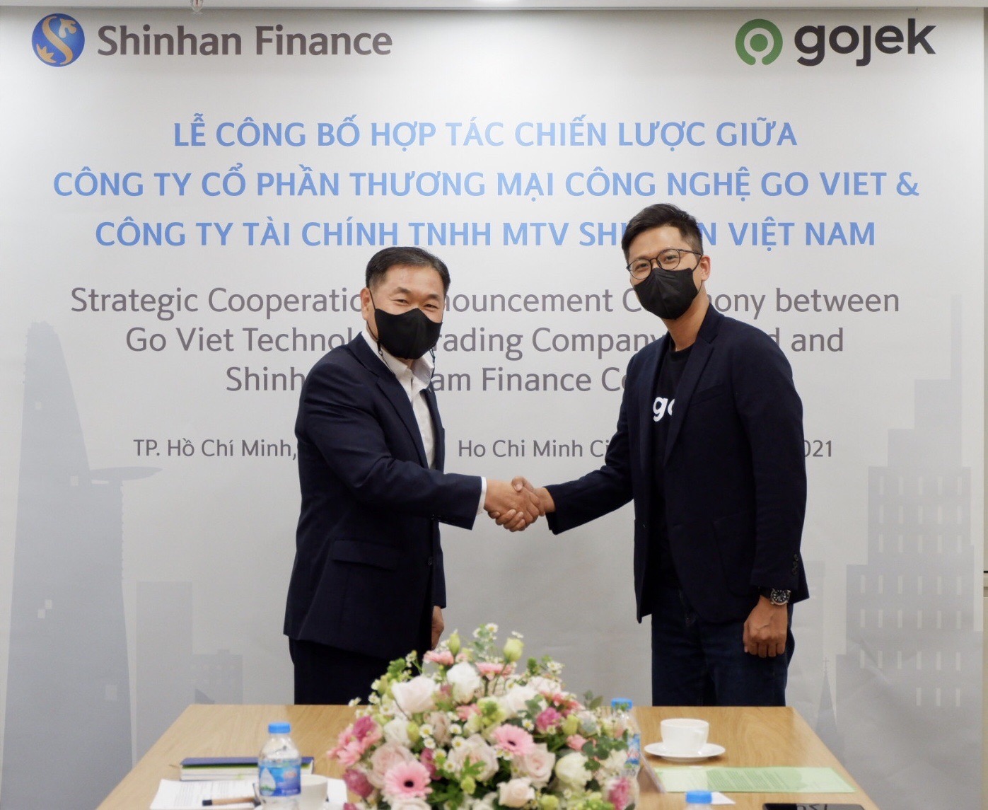 &Ocirc;ng Oh Taejoon, Tổng Gi&aacute;m đốc Shinhan Finance (b&ecirc;n tr&aacute;i) v&agrave; &ocirc;ng Nguyễn Trung Ki&ecirc;n, Gi&aacute;m đốc Ph&aacute;t triển Đối t&aacute;c T&agrave;i xế Gojek.