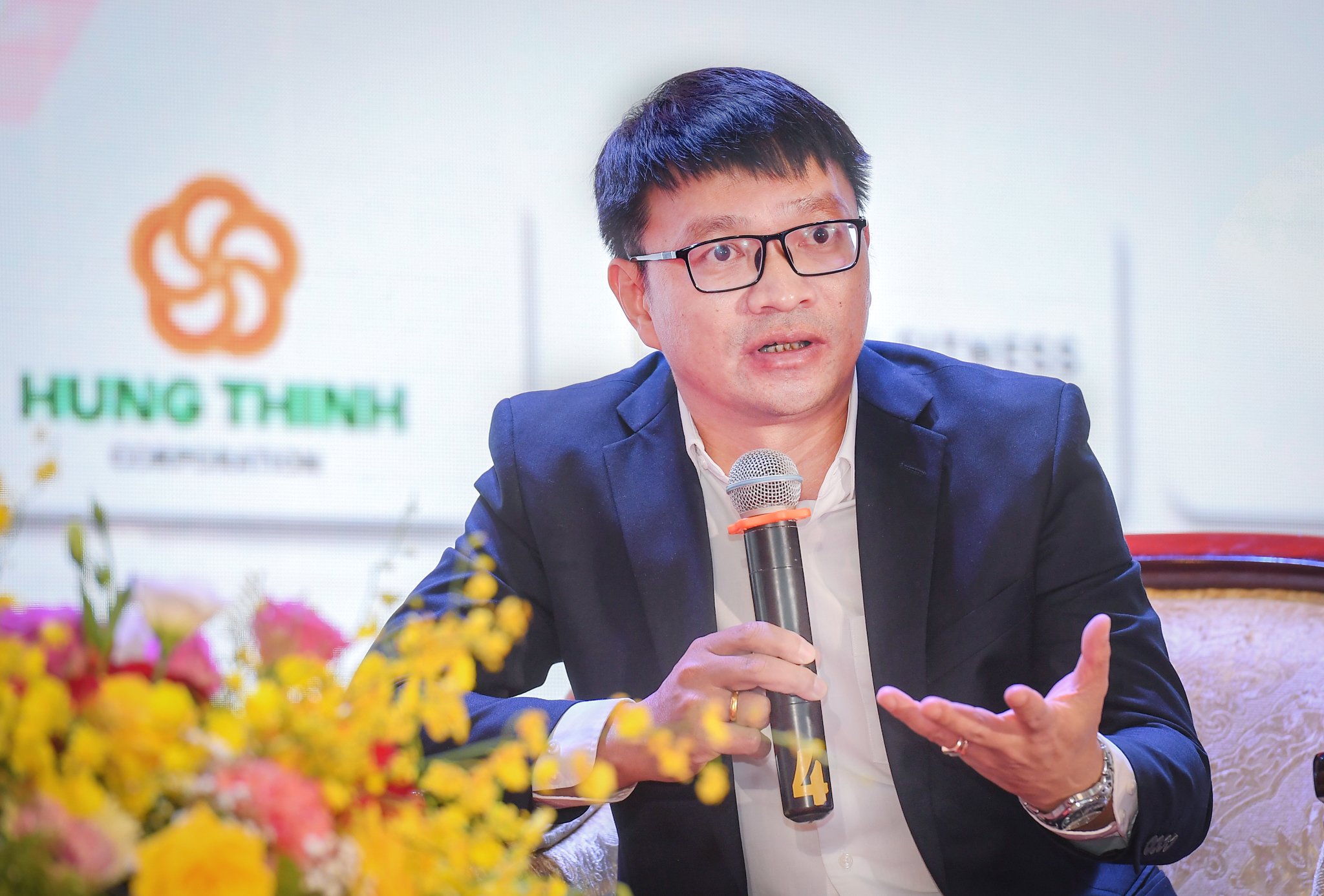 &Ocirc;ng V&otilde; Văn Khang - Ph&oacute; tổng gi&aacute;m đốc Tập đo&agrave;n Hưng Thịnh tại buổi k&yacute; kết M&A.