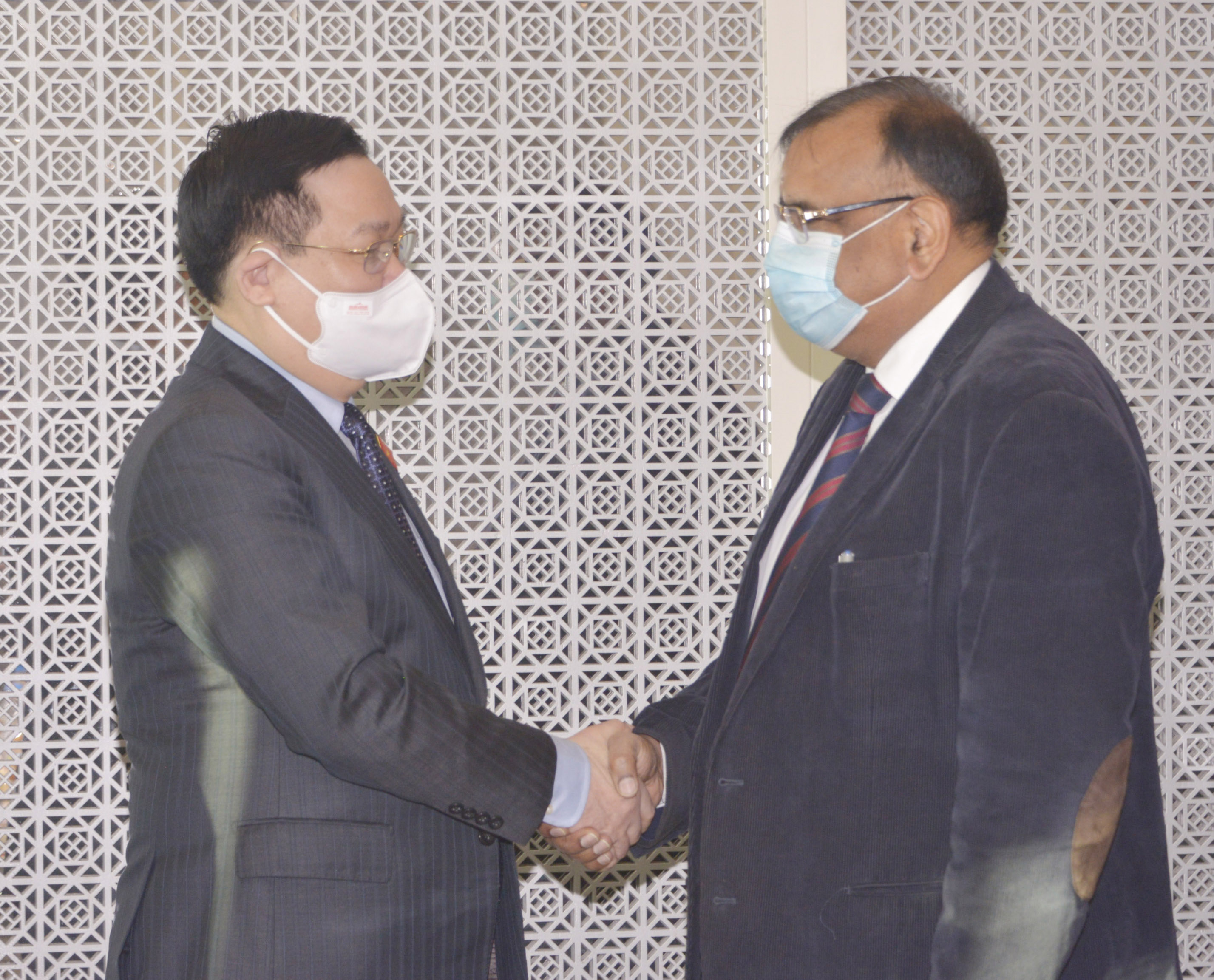 Chủ tịch Quốc hội Vương Đình Huệ tiếp ông AK Gupta, Giám đốc điều hành Tập đoàn dầu khí Nhà nước Ấn Độ - Ảnh: Quochoi.vn