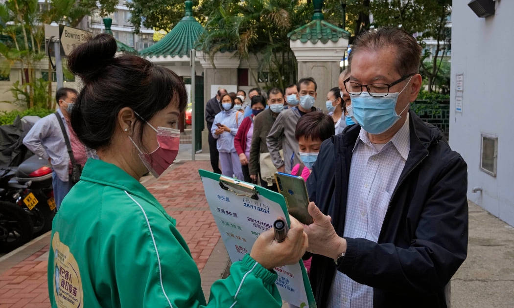 Xếp hàng tiêm vaccine tại Trung Quốc - Ảnh: NYTimes