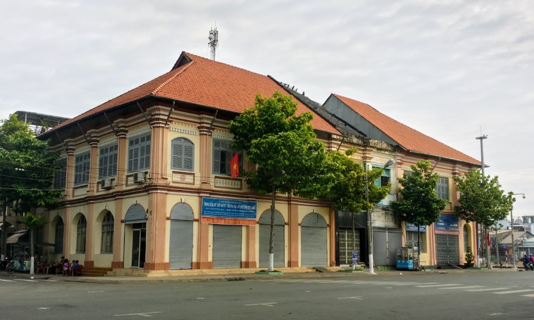 Nhà ga Mỹ Tho của tuyến đường sắt Sài Gòn - Mỹ Tho trước khi chấm dứt hoạt động vào năm 1958, nay là trụ sở Sở NGoại vụ tỉnh Tiền Giang.