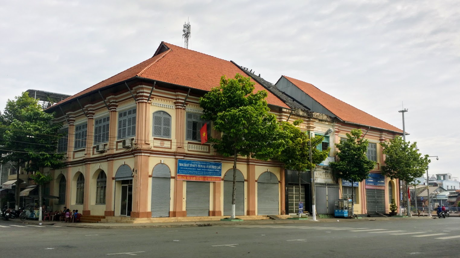 Nhà ga Mỹ Tho của tuyến đường sắt Sài Gòn - Mỹ Tho trước khi chấm dứt hoạt động vào năm 1958, nay là trụ sở Sở NGoại vụ tỉnh Tiền Giang.