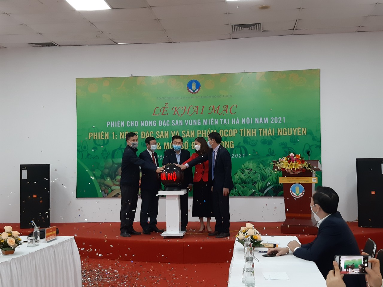 Khai mạc phiên chợ Nông sản 2021.