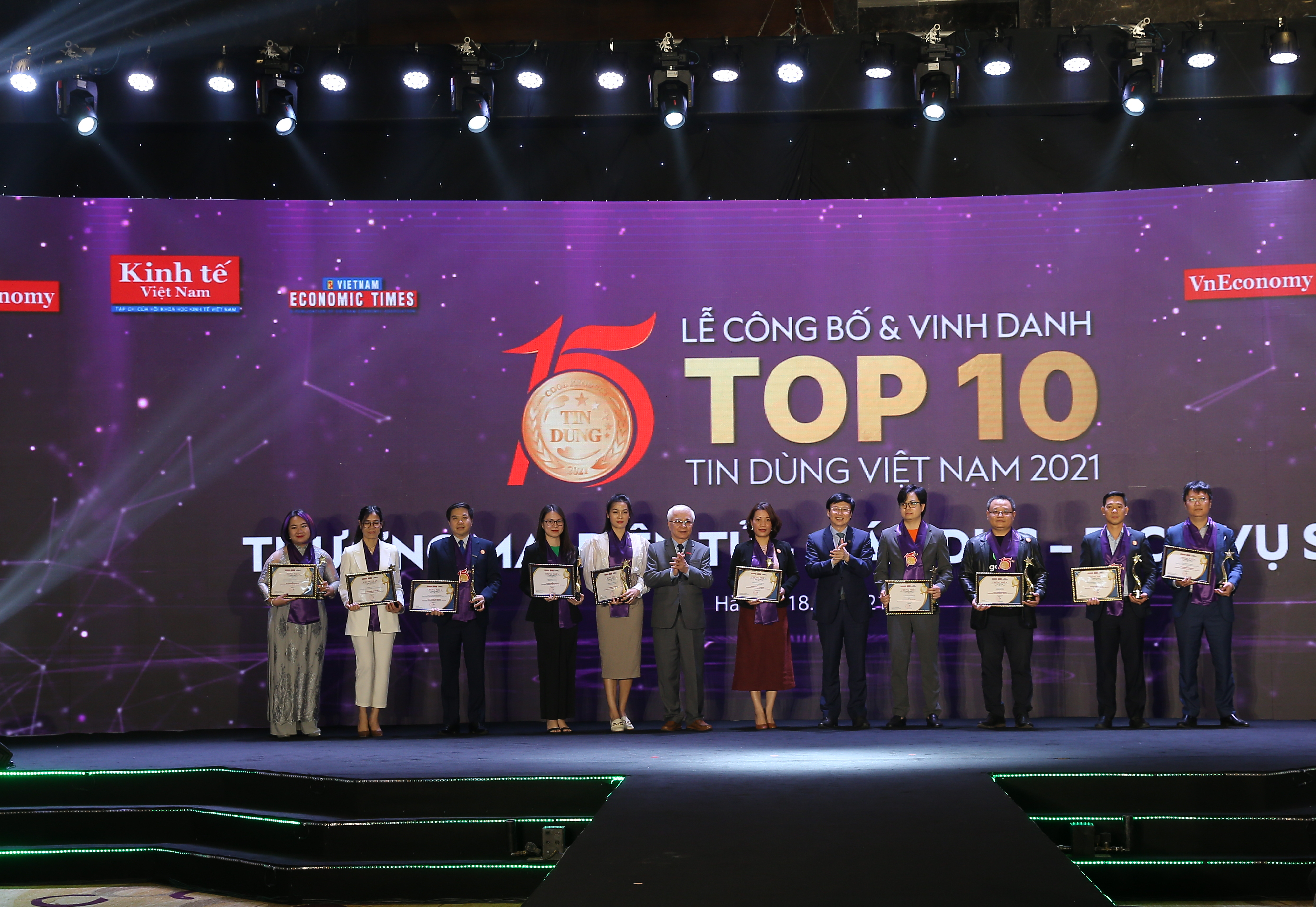 Top 10 sản phẩm, dịch vụ ngành Thương mại điện tử – Giáo dục – Dịch vụ số gồm: Sàn thương mại điện tử – Lazada Việt Nam; Sàn thương mại điện tử – Công ty CP Tiki; Sàn thương mại điện tử - Công ty TNHH Shopee; Ứng dụng đa dịch vụ - Công ty TNHH Grab; Dịch vụ GoCar – GoJek Việt Nam; Dịch vụ chuyển phát nhanh – Tổng Công ty Chuyển phát nhanh Bưu điện – CTCP;  Dịch vụ vận chuyển hàng hóa Ninjavan – Công ty TNHH Nin Sing Logistics; Ví điện tử VnPay – Công ty CP Giải pháp Thanh toán Việt Nam; Siêu ứng dụng Momo – Công ty CP Dịch vụ Di động Trực tuyến; và gia sư, phụ đạo, luyện thi cho học sinh trường quốc tế – Công ty TNHH Westminster Acadamy.