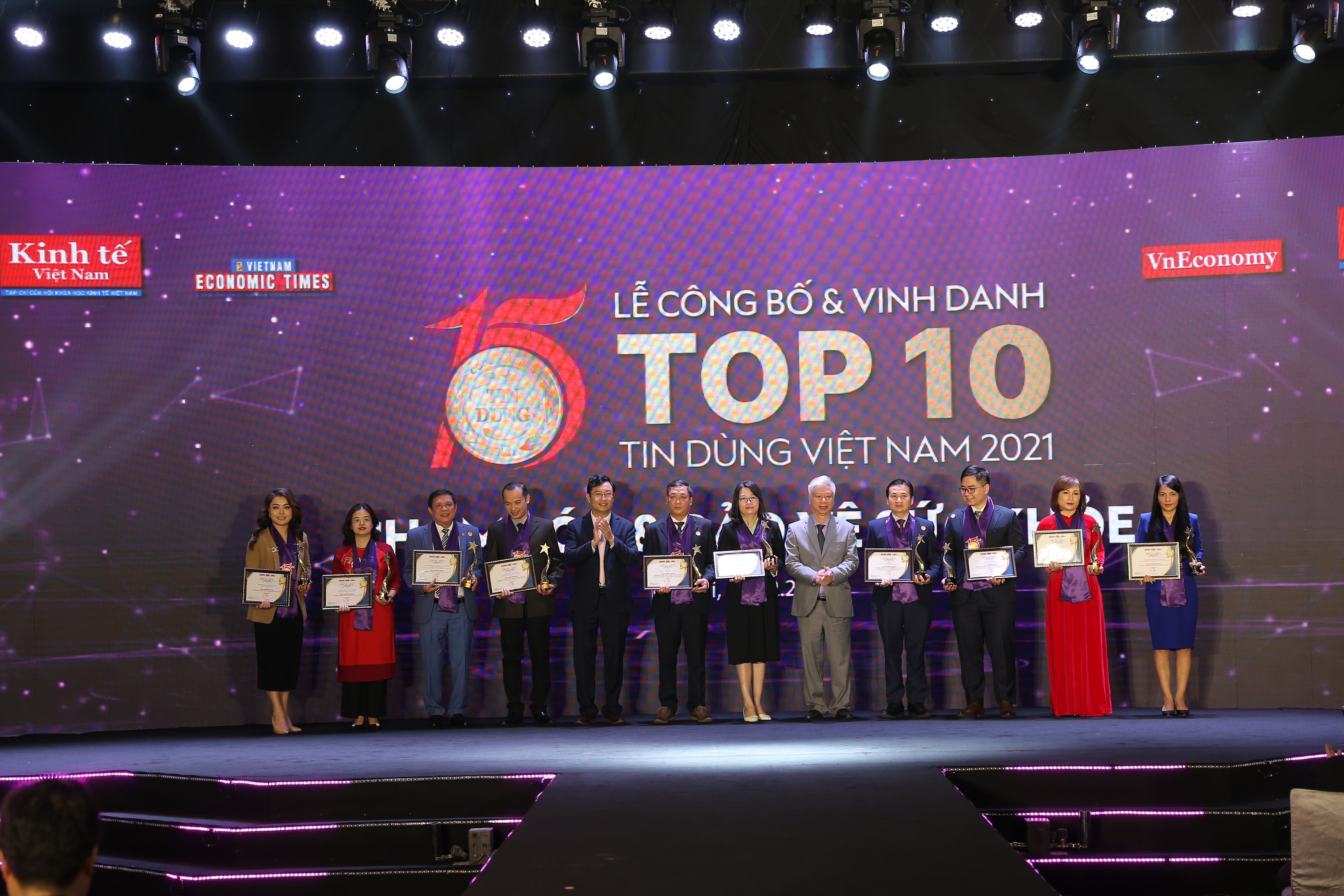 Top 10 sản phẩm, dịch vụ ngành chăm sóc sức khỏe gồm: Thuốc ho bổ phế Bảo Thanh, kem đánh răng dược liệu Ngọc Châu, Dầu gội đầu Nguyên Xuân Dưỡng Tóc, Dung dịch vệ sinh phụ nữ Dạ Hương – Công ty TNHH Dược phẩm Hoa Linh; Thực phẩm bảo vệ sức khỏe Ích Thận Vương; Nattospes, Cốt Thoái Vương; thực phẩm bảo vệ sức khỏe Nga Phụ Khang – Công ty TNHH Dược phẩm Á Châu; Thực phẩm bảo vệ sức khỏe Bảo Xuân, Bảo Xuân Gold và Bảo Xuân Tuổi 50 , Diabetna – Công ty TNHH Dược phẩm Ích Nhân; Long Huyết P/H – Công ty TNHH Đông Dược Phúc Hưng; Ích Tâm Khang – Công ty TNHH Đầu tư và Phát triển Đông Tây; Sản phẩm bảo vệ sức khỏe Hà Thủ Ô Phạm Gia Gold 3 , Trà thải độc Phạm Gia, Viên giảm cân Phạm Gia Gold 3  – Công ty TNHH sản xuất và xuất nhập khẩu Nguyên Hà - Phạm Gia; Thực phẩm bảo vệ sức khỏe Sâm Nhung Tố Nữ Tuệ Linh – Công ty TNHH Tuệ Linh; Dịch vụ chăm sóc thai sản trọn gói – Bệnh viện Đa khoa Phương Đông; Yến sào Khánh Hòa Sanvinest – Công ty CP Nước giải khát Yến Sào Khánh Hòa; và Dịch chiết Sâm Ngọc Linh Kon Tum K5 – Công ty CP Vingin.