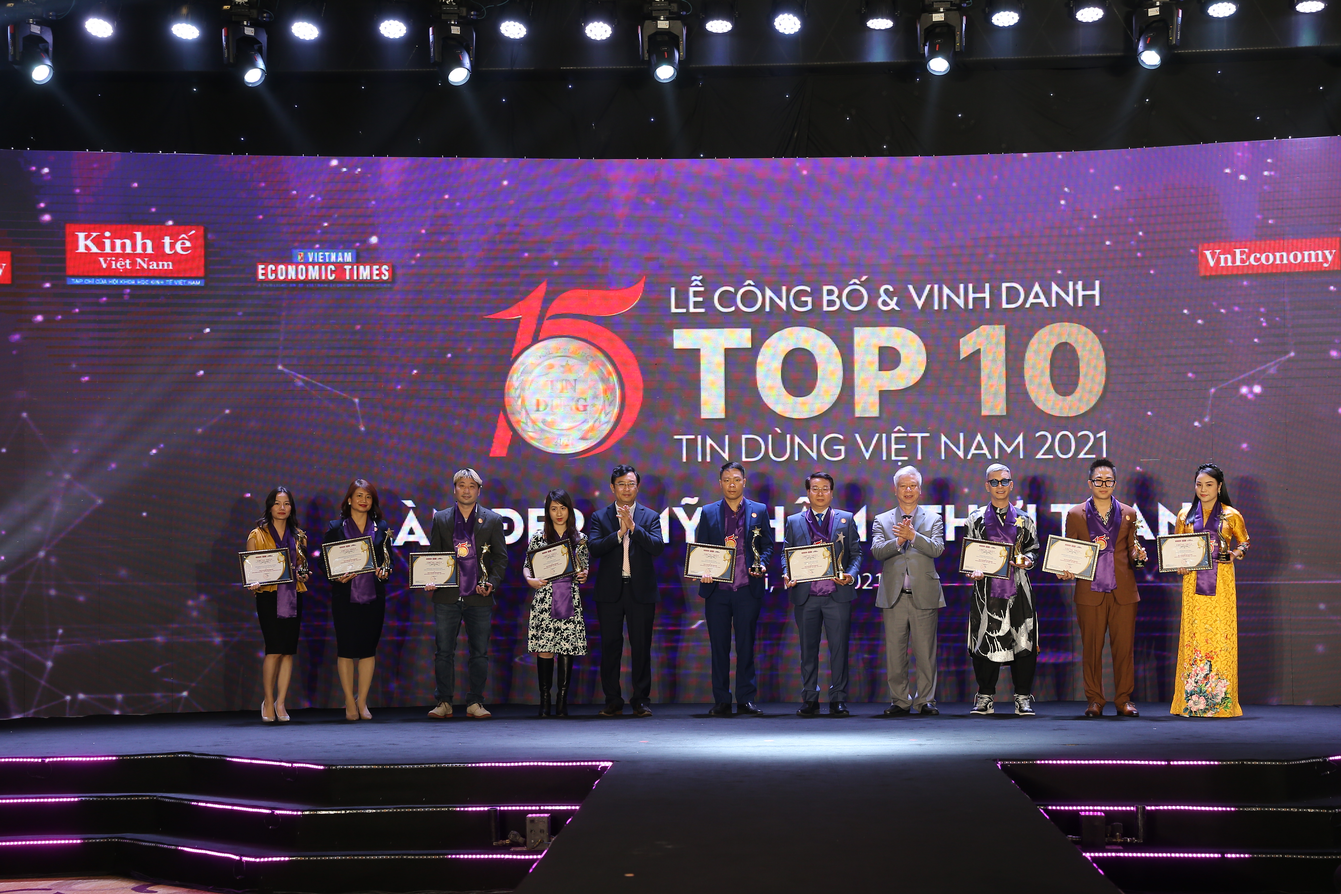 Top 10 ngành Làm đẹp – Mỹ phẩm – Thời trang gồm: Sơ mi chất liệu vải sen – Tổng Công ty CP May Việt Tiến; veston cao cấp “May 10 Suit” – Tổng Công ty May 10 – CTCP; sơ mi không cần là – Công ty CP Tập đoàn Giovanni; áo dài thiết kế Kenny Thái – Công ty TNHH Thời trang Kenny Thái; trang phục jeans cho gia đình – Công ty CP Thời trang Gen Group; thương hiệu thời trang cao cấp Pantio – Công ty TNHH Thời trang H&A; công nghệ căng da chỉ vàng 24K Gold Thread – Bệnh viện Thẩm Mỹ Á Âu; thẩm mỹ mắt toàn diện – Bệnh viện Thẩm Mỹ Xuân Hương; Meal Replacement for Weight Control – Công ty TNHH Oriflame Việt Nam; và trang sức kim cương 8 Hearts & 8 Arrows – Công ty CP Tập đoàn Vàng bạc đá quý DOJI.