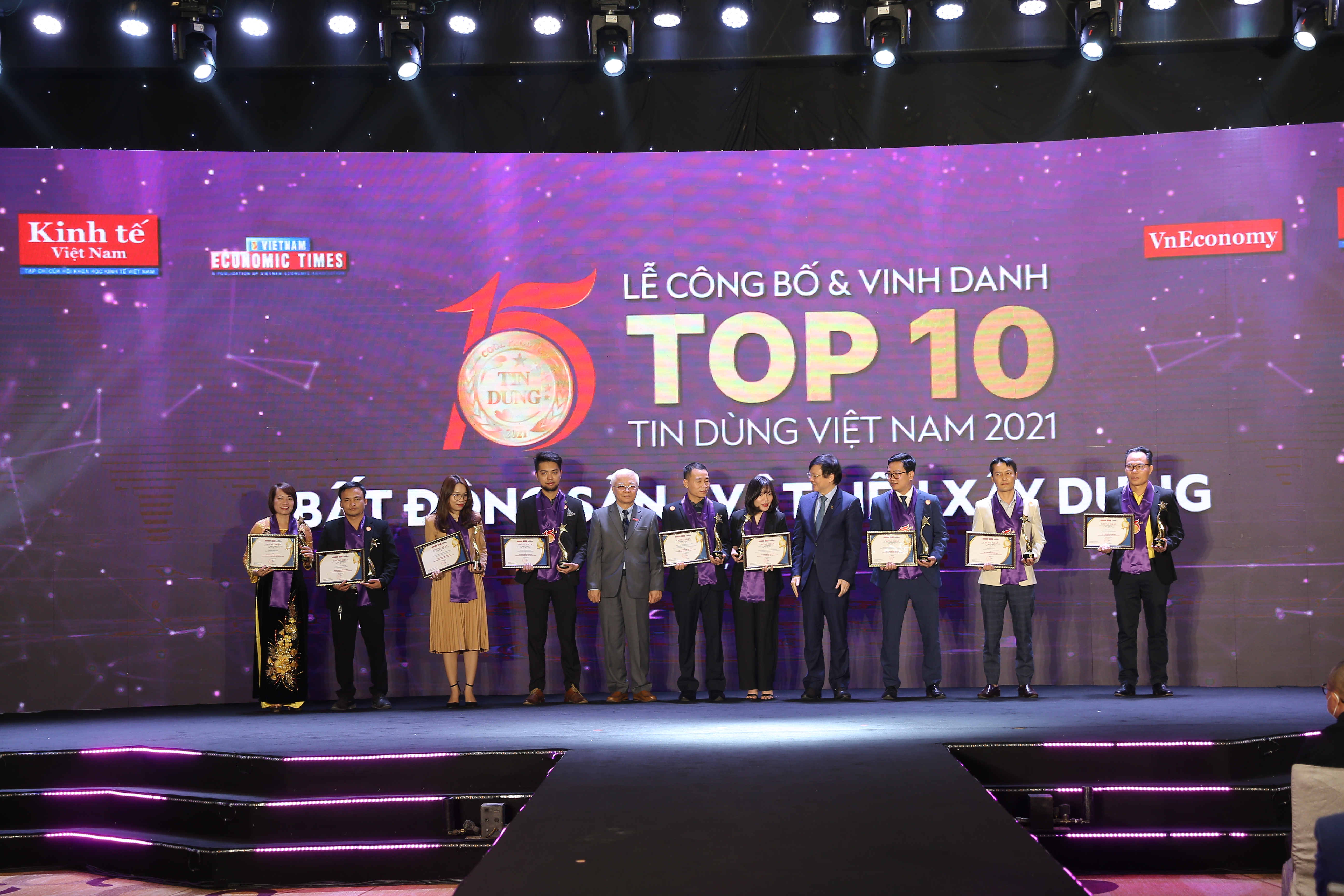 Top 10 ngành Bất động sản – Vật liệu xây dựng gồm: Gamuda City: Nơi nhịp sống thức giấc – Công ty TNHH Gamuda Land Việt Nam; Dịch vụ cho thuê văn phòng – Công ty CP Đầu tư và Cho thuê Tài sản TNL; Dịch vụ hạ tầng khu công nghiệp, Dịch vụ cho thuê nhà xưởng – Công ty TNHH Đầu tư và Xây dựng Phúc Long; Sandwich Panel Procy vách, trần, mái – Công ty TNHH Cách âm Cách nhiệt Phương Nam; Cửa UPVC Eurowindow – Công ty CP Eurowindow; Sơn Seamaster – Công ty TNHH Sơn Seamaster; Sơn ngoài trời Á Đông – Công ty CP Sơn Á Đông; Bộ sưu tập V Số – Công ty TNHH Minh Long; Tôn TVP, Ống kẽm TVP – Công ty CP Thép TVP; và Tôn màu sóng thần – Công ty TNHH Thép Sóng Thần.