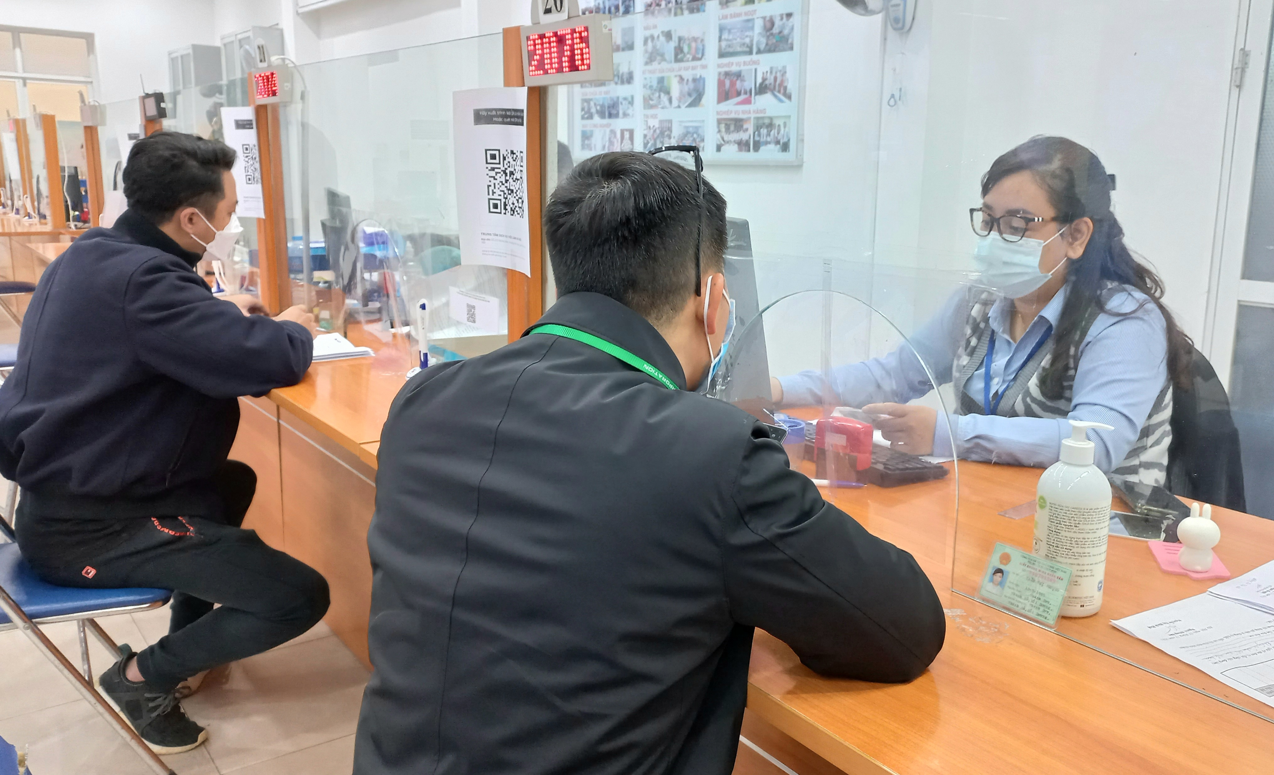 Người lao động làm thủ tục hưởng bảo hiểm thất nghiệp tháng 12/2021. Ảnh - Nhật Dương. 