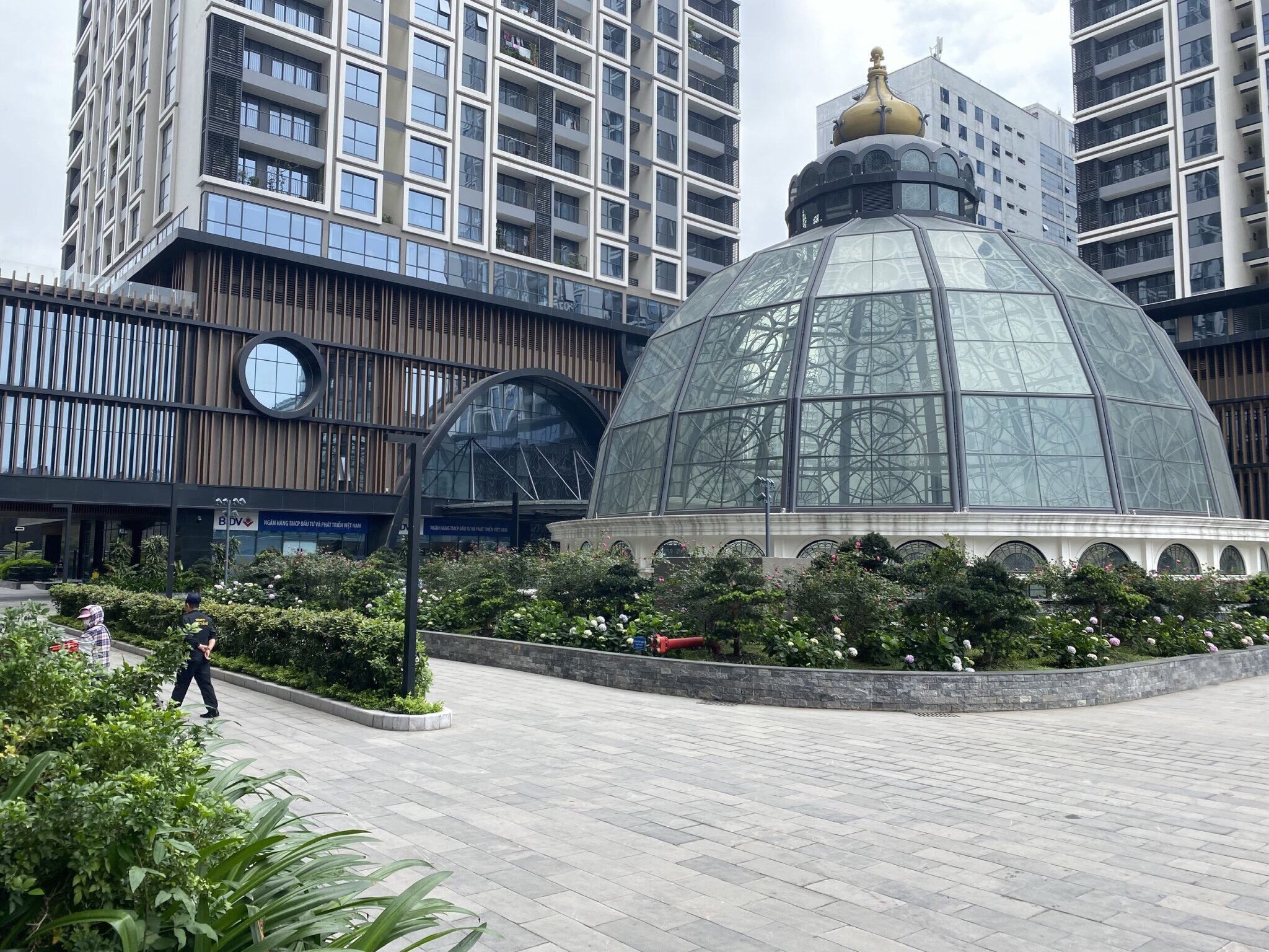 Giữa c&aacute;c lối đi đều được trang tr&iacute; bằng c&aacute;c tiểu cảnh c&acirc;y xanh tạo kh&ocirc;ng gian m&aacute;t mẻ, gần gũi với thi&ecirc;n nhi&ecirc;n.