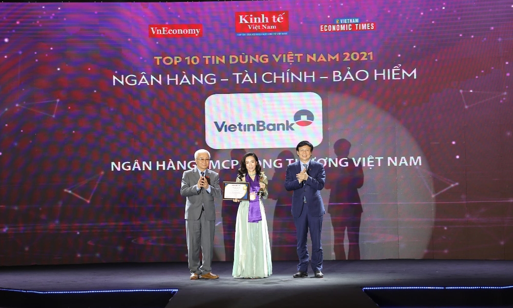 Bà Ngô Thu Phương (ở giữa) - Đại diện VietinBank nhận giải thưởng.