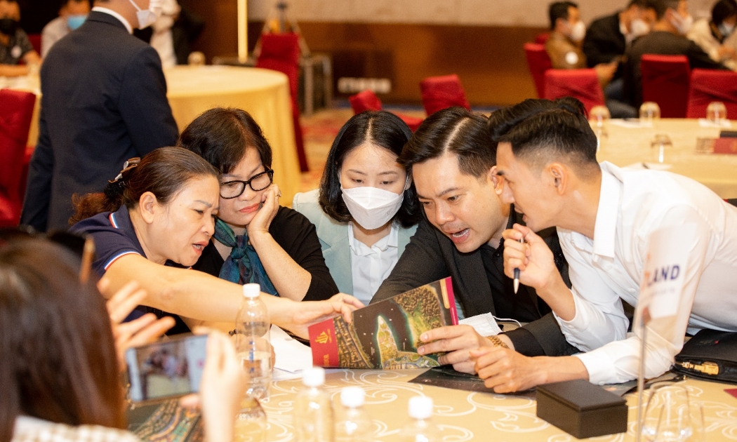 Đông đảo nhà đầu tư đã có mặt tại khán phòng từ sớm.