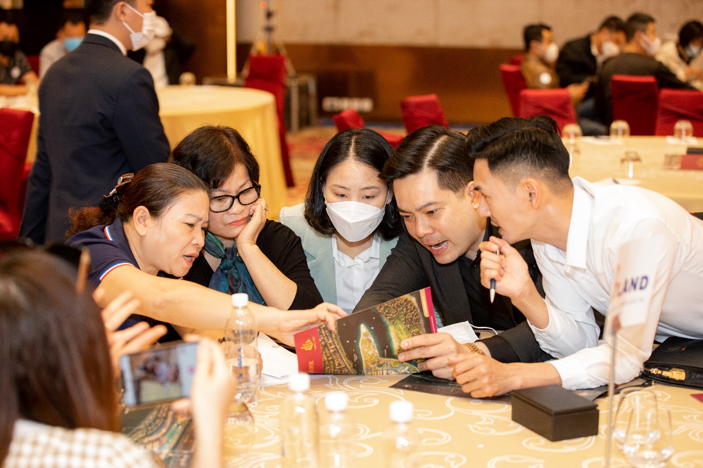 Đông đảo nhà đầu tư đã có mặt tại khán phòng từ sớm.