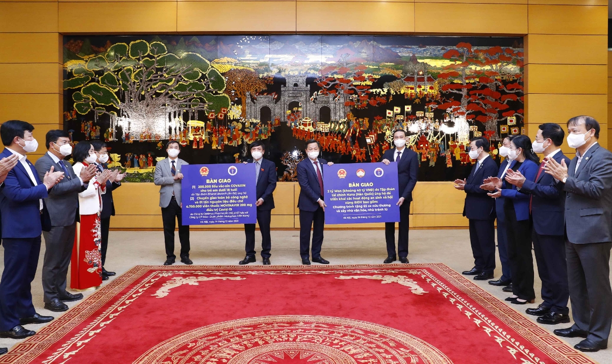 Lễ bàn giao vaccine, thiết bị, vật tư y tế và kinh phí được hỗ trợ trong chuyến thăm chính thức Hàn Quốc, Ấn Độ của Đoàn đại biểu cấp cao Quốc hội Việt Nam - Ảnh: Quochoi.vn