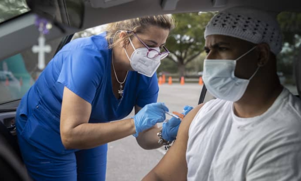 Tiêm vaccine Covid-19 tại một điểm tiêm chủng di động ở Miami, Florida, Mỹ hôm 16/12 - Ảnh: Getty/CNBC.