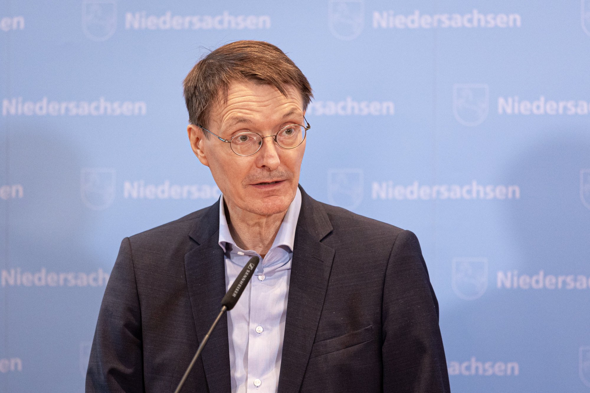 Bộ trưởng Y tế Đức Karl Lauterbach - Ảnh: DPA