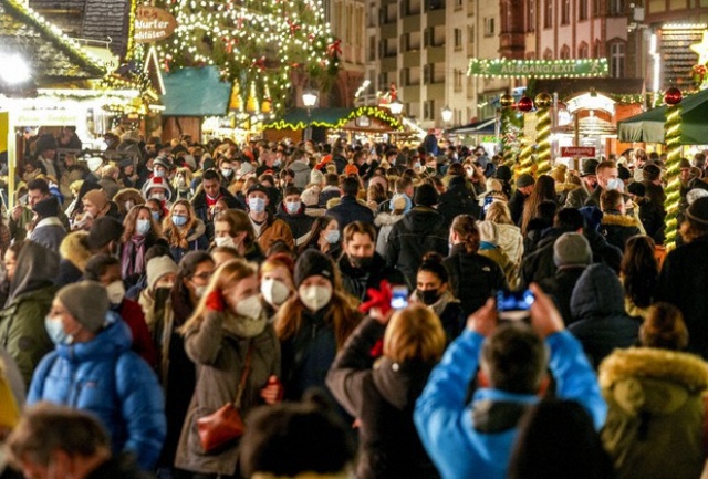Người dân đeo khẩu trang tại khu chợ Giáng sinh ở Frankfurt, Đức, vào ngày 11/12/2021 - Ảnh: AP