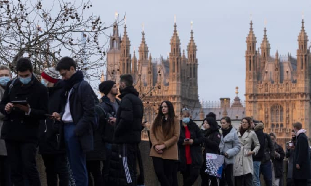 Người dân Anh xếp hàng chờ tiêm vaccine Covid tại một điểm tiem chủng ở London hôm 14/12 - Ảnh: Getty/CNBC.