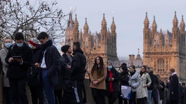 Người dân Anh xếp hàng chờ tiêm vaccine Covid tại một điểm tiem chủng ở London hôm 14/12 - Ảnh: Getty/CNBC.