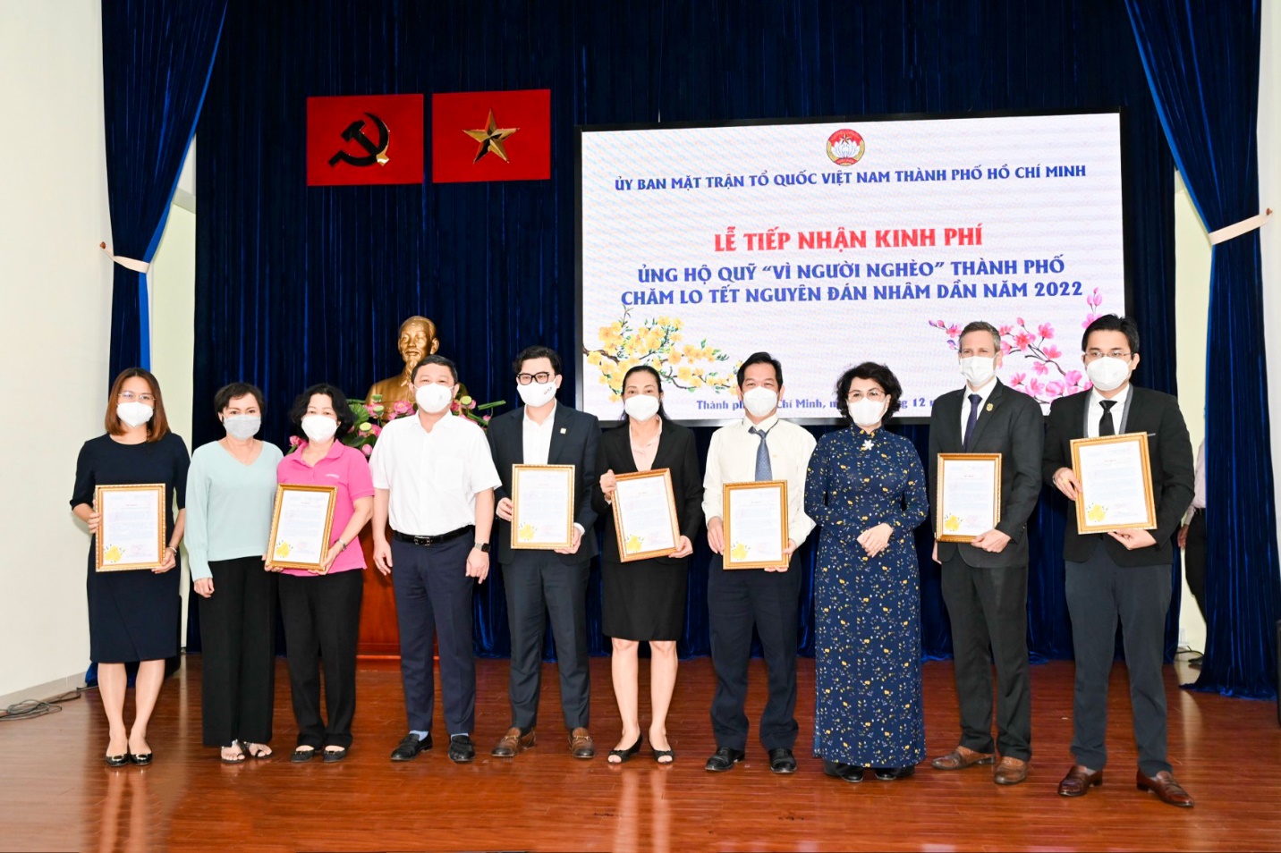 Các mạnh thường quân ủng hộ Quỹ “Vì người nghèo” do Mặt trận tổ quốc Tp.HCM phát động ngày 20/12/2021.