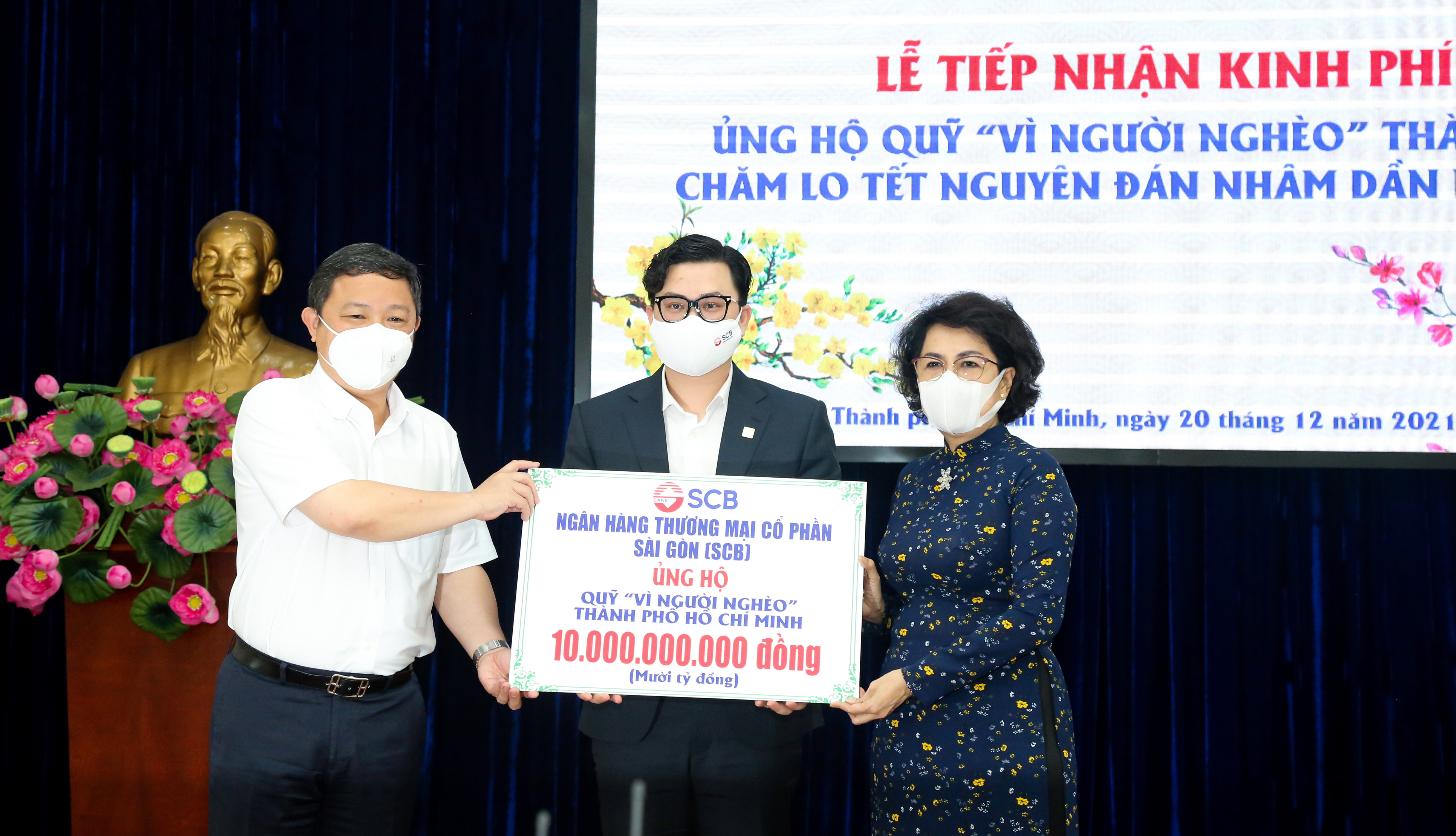 Phó Chủ tịch UBND Tp.HCM Dương Anh Đức và Chủ tịch Ủy Ban Mặt trận Tổ quốc Tp.HCM Bà Tô Thị Bích Châu tiếp nhận hỗ trợ từ SCB.