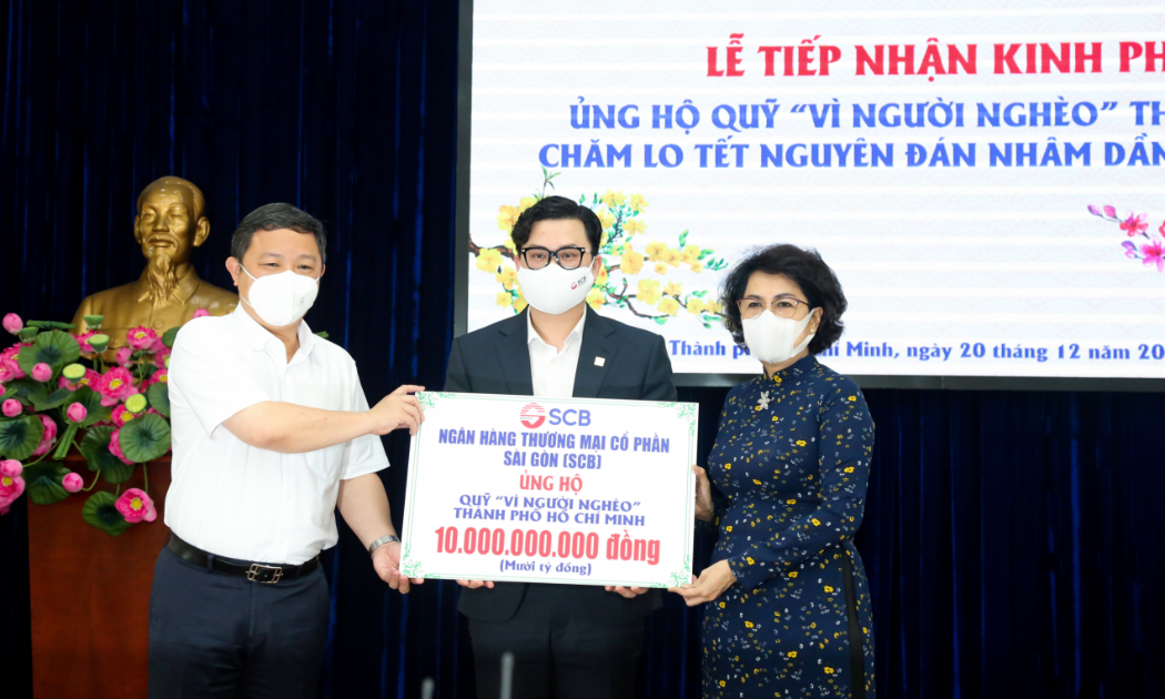 Phó Chủ tịch UBND Tp.HCM Dương Anh Đức và Chủ tịch Ủy Ban Mặt trận Tổ quốc Tp.HCM Bà Tô Thị Bích Châu tiếp nhận hỗ trợ từ SCB.