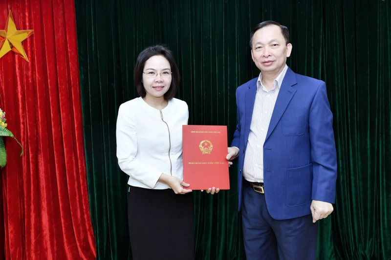 Phó Thống đốc thường trực Đào Minh Tú trao Quyết định cho bà Hà Thu Giang
