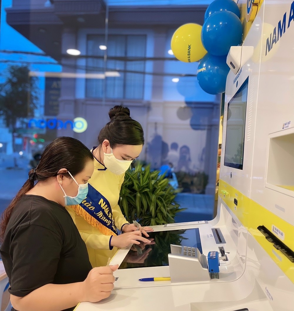 Kh&aacute;ch h&agrave;ng trải nghiệm, giao dịch tại điểm ONEBANK.